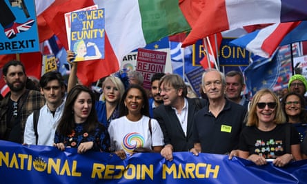 Le député européen et ancien négociateur du Brexit Guy Verhofstadt (veste et chemise à col ouvert) et la militante anti-Brexit Gina Miller (t-shirt blanc) lors du rassemblement anti-Brexit de samedi à Londres.