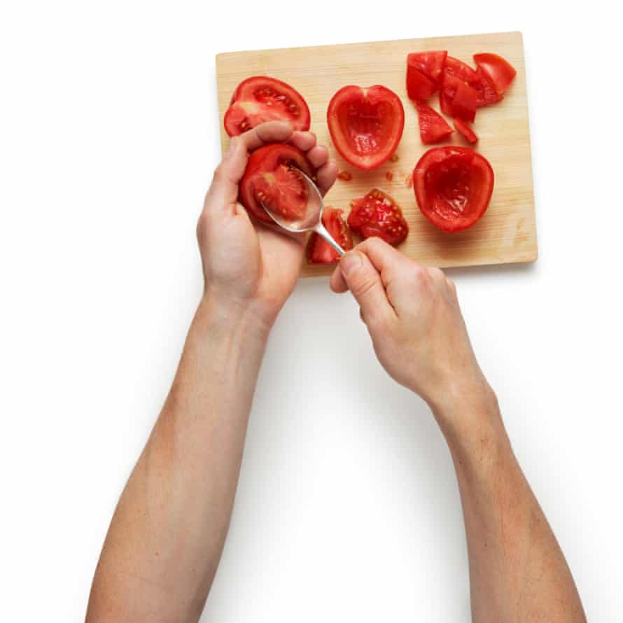 Corta los tomates pera por la mitad, quita las semillas y luego córtalos en dados gruesos. Colocar en una bandeja para hornear ligeramente engrasada y hornear durante unos 30 minutos, hasta que comience a dorarse.