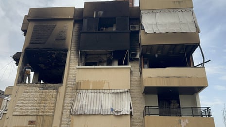 दीवारों पर आग के निशान के साथ जली हुई इमारत।