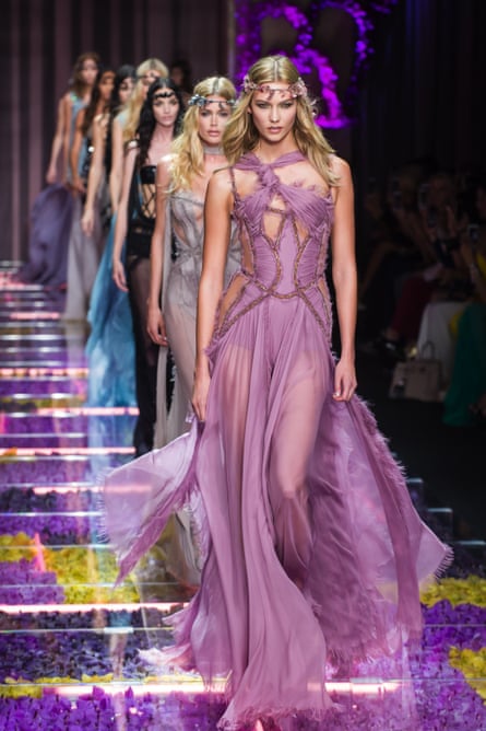 Versace couture fashion show: Paris wowed by show of chiffon-clad strength | Versace | The Guardian Versace couture fashion show: Paris wowed by show of chiffon-clad strength | Versace | The Guardian