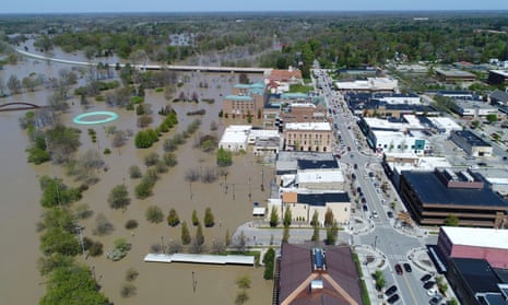 Rising flood waters of the Tittabawassee River advance upon the city after the breach of two dams in Midland<br>Rising flood waters of the Tittabawassee River advance upon the city after the breach of two dams, Edenville and Sanford, in Midland, Michigan, U.S. May 20, 2020. REUTERS/Drone Base