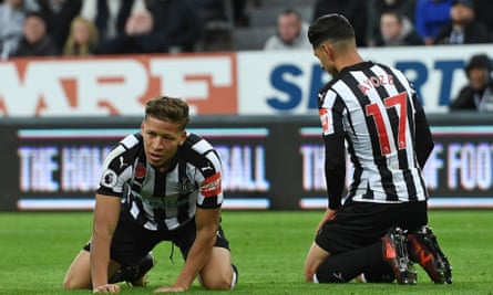 Dwight Gayle and Ayoze Pérez react after Newcastle concede late on against Bournemouth.