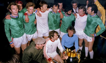 Franz Beckenbauer (primeiro da direita) e jogadores do Bayern de Munique posando para a Copa da Europa após uma vitória por 1 a 0 sobre o Saint-Étienne em Hampden Park em 1976.