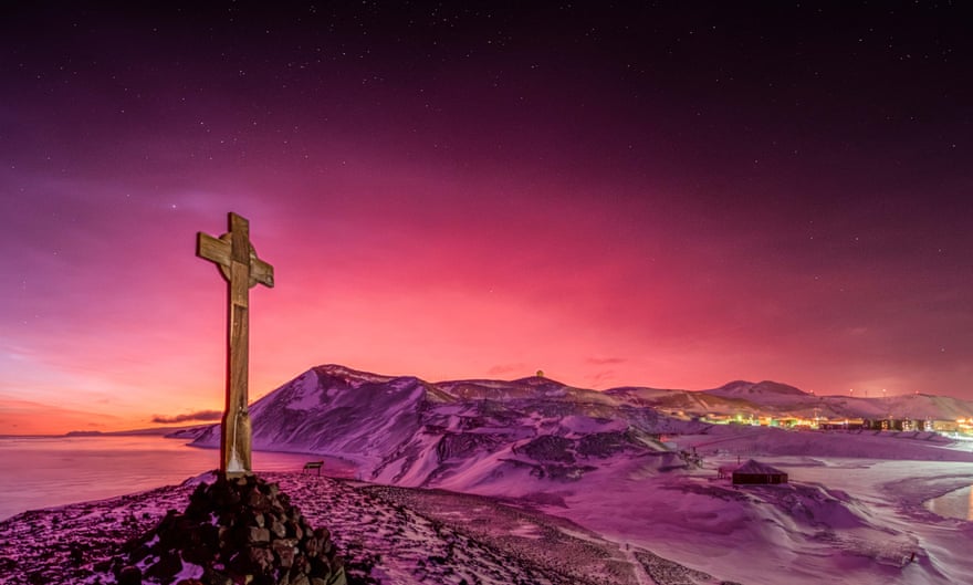 ‘Vince’s Cross’, viewed from Hut Point looking north