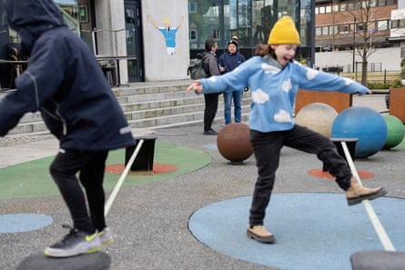Ernest Hatton-Burrows (6) and Greta Hatton-Burrows (8) play, while Frode Hagerup, daily manager at Opplev Jæren, shows Tim Burrows another mural
