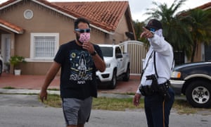 Un policía le indica a un ciudadano dónde recoger un formulario de desempleo en Miami, Florida, a principios de este mes.