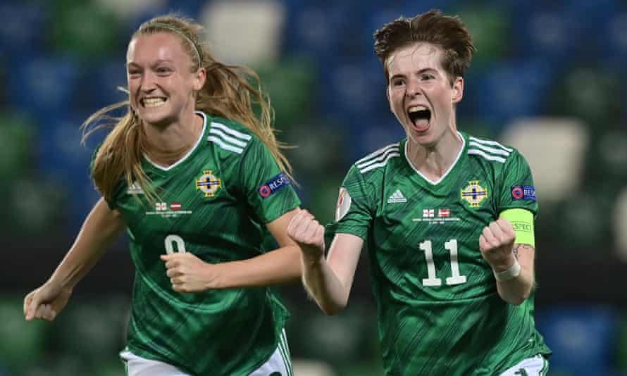 Kirsty McGuinness (derecha) celebra después de anotar para Irlanda del Norte contra Letonia en septiembre pasado.