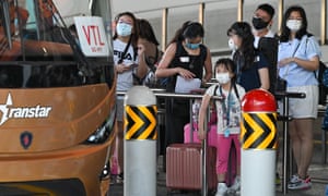 En Singapur, la gente toma autobuses para viajeros vacunados a Malasia cuando la frontera se reabre en casi dos años.