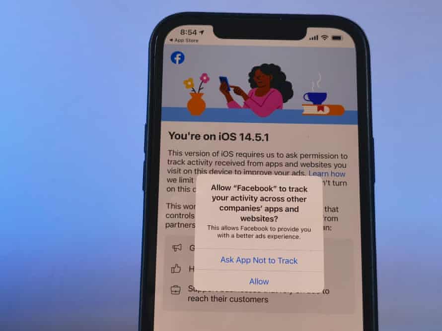 Um iPhone 12 mostra um aviso de privacidade no aplicativo do Facebook com o novo sistema operacional 14.5.1.