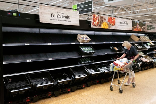 Des rayons de supermarché vides dans un Asda à Cardiff en 2021.