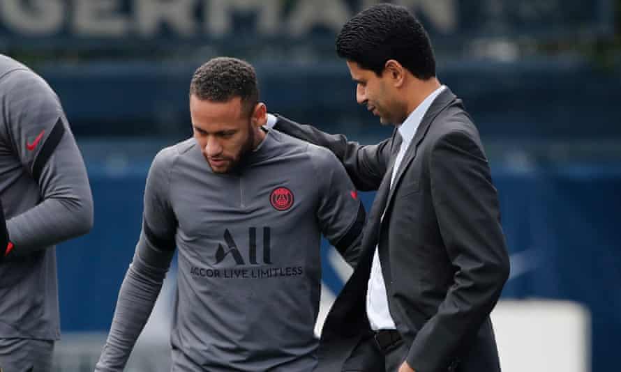 Neymar du Paris Saint-Germain avec le président Nasser Al-Khelaifi pendant l'entraînement