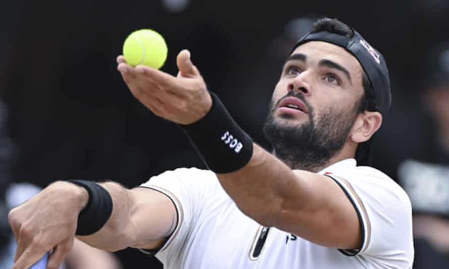 Matteo Berrettini serves to Andy Murray.