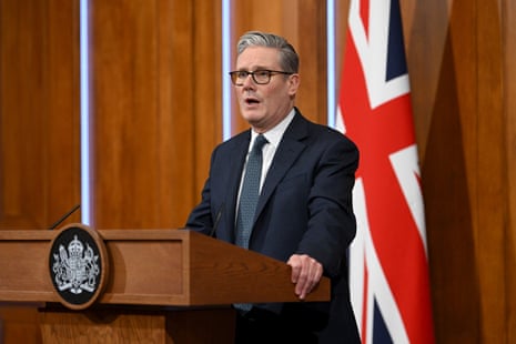 లండన్లోని డౌనింగ్ స్ట్రీట్ బ్రీఫింగ్ రూమ్లో మిడిల్ ఈస్ట్లోని తాజా పరిస్థితులపై అప్డేట్ ఇవ్వడానికి విలేకరుల సమావేశంలో మాట్లాడుతున్న ప్రధాన మంత్రి కైర్ స్టార్మర్.