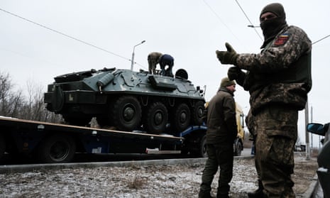 Un vehículo militar ucraniano se descarga en la carretera a Bakhmut.