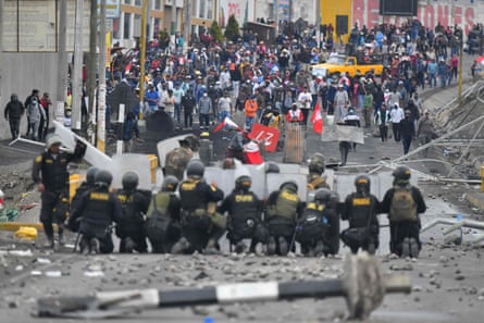Demonstranten botsten eerder op donderdag met de oproerpolitie bij de Añashuayco-brug in Arequipa.