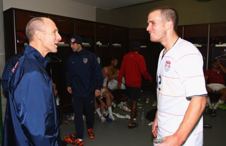 مدرب الولايات المتحدة بوب برادلي يتحدث مع مايكل برادلي من الولايات المتحدة بعد انتصارهم عقب مباراة المجموعة ببطولة كأس القارات FIFA بين مصر والولايات المتحدة في 21 يونيو 2009 في روستنبورغ، جنوب إفريقيا.