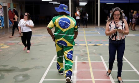 Bolsonaro destekçisi Brezilya'da sandık başına gitti