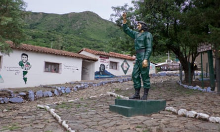 Statue and graffiti for Guevara in La Higuera, Bolivia.