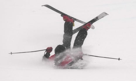 Gus Kenworthy crashes on his first run.