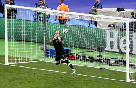 Loris Karius fails to stop a long-range shot from Gareth Bale in the Champions League final.