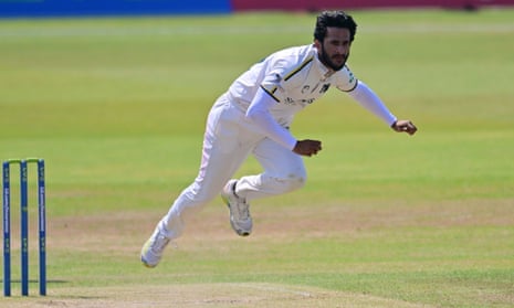 Hasan Ali dari Warwickshire bermain bowling dari Pavilion End melawan Nottinghamshire