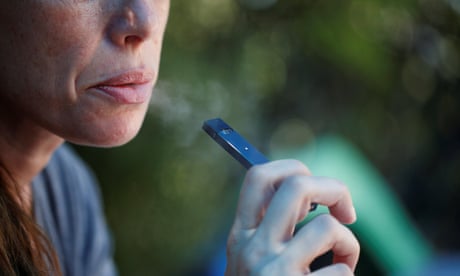 Women should give up vaping if they want to get pregnant, study suggests