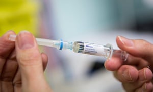 Une infirmière mélange l'injection de ROR