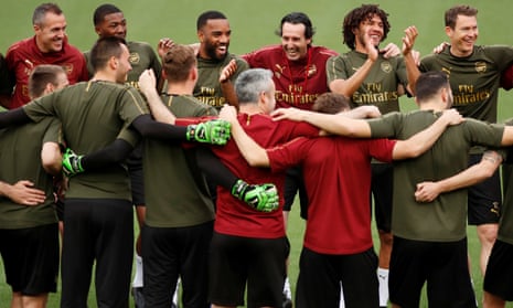 Unai Emery and his Arsenal players enjoy a huddle on the Mestalla pitch.