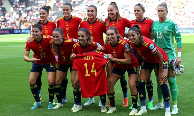 The Spain team hold up Putellas’ shirt before their first game of the Euros, against Finland. 