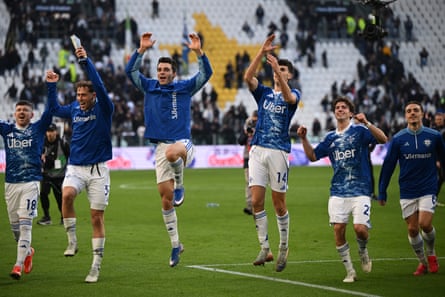 The Como players celebrate a crucial win at Juventus in the race for the Champions League places.