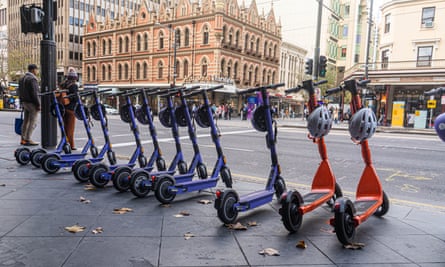 Bir kiralama planının denemelerinin de yapıldığı Adelaide'de elektrikli scooterlar.