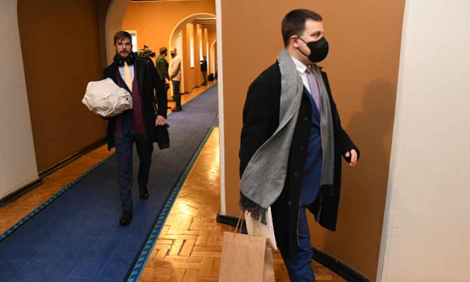 Jüri Ratas leaving parliament