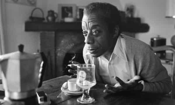 Americano romancista, escritor, dramaturgo, poeta, ensaísta e activista dos direitos civis James Baldwin em 1979.