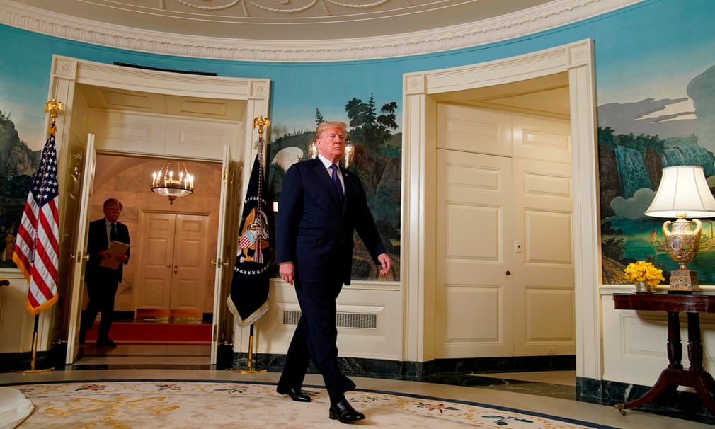 Donald Trump, seguito dal Consigliere per la Sicurezza Nazionale John Bolton, arriva per annunciare l'attacco missilistico in Siria alla Casa Bianca, a Washington DC. Credits to: Yuri Gripas/Reuters.
