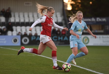 Beth Mead of Arsenal surges forward as Sunderland’s Hayley Sharp looks on during their November 2017 Women’s Super League match.