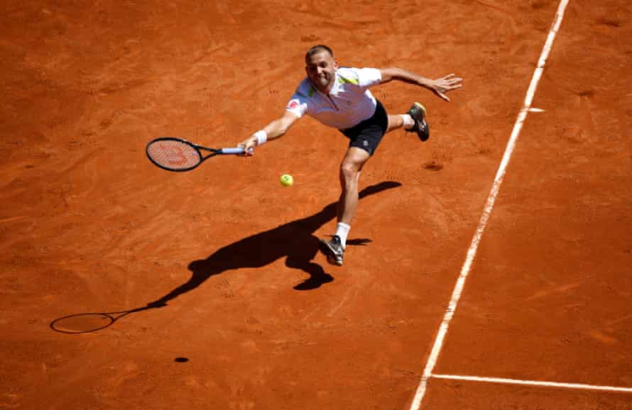Dan Evans en acció contra Andrey Rublev.