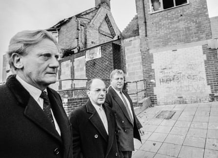 Jeremy Beecham, centre, touring riot-damaged Tyneside with the environment secretary, Michael Heseltine, left, and undersecretary Robert Key, November 1991.