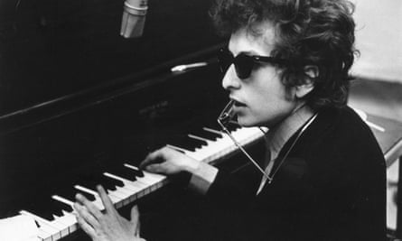 بوب ديلان يعزف على البيانو أثناء تسجيل ألبوم Highway 61 Revisited في مدينة نيويورك، في صيف عام 1965.