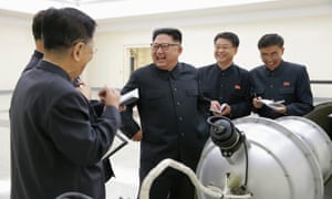 김정은은 장치, 또는 아마도 폭탄의 모형을 검사한다.