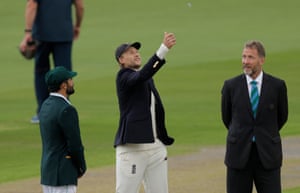 Joe Root tosses the coin, Pakistan win and will bat first.