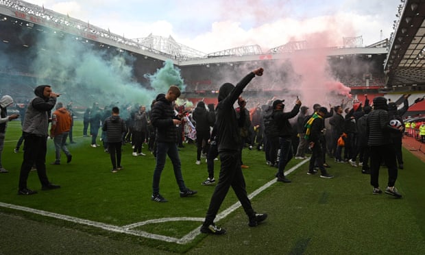 Manchester United fans protest against the proposed European Super League
