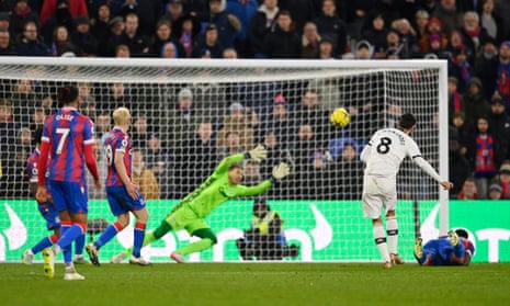 Bruno Fernandes beats the diving Vicente Guaita to open the scoring.