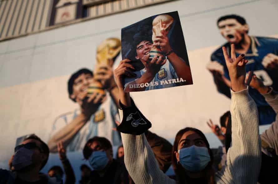 Les fans se souviennent de l'idole de Maradona avec un mémorial coloré à Buenos Aires.