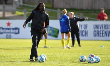 'Saya Telah Diberitahu Untuk Memotong Rambut Saya': Gifton Noel-Williams Tentang Hambatan Yang Dihadapi Manajer Sepak Bola Kulit Hitam | Sepak Bola | KoranPrioritas.com 8 Gifton Noel Williams pada pertandingan Kejuaraan Wanita Watford melawan Charlton selama masa jabatannya sebagai manajer sementara