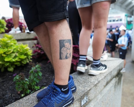 Um torcedor argentino mostra sua tatuagem de Messi.