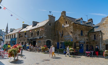 Town square in Le Conquet with tourists