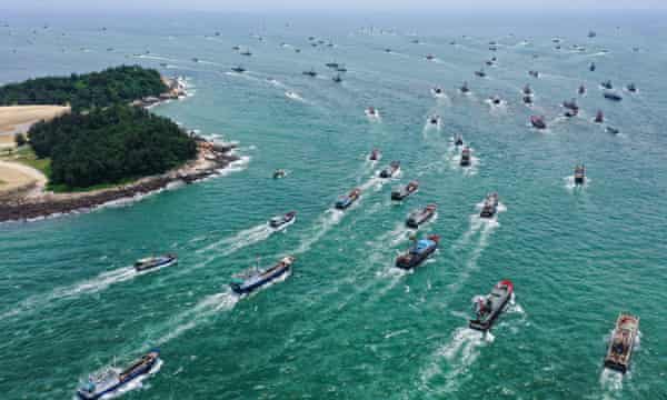 Žvejybos laivai išplaukia į Jangdziangą, Guangdongo provinciją Kinijoje.