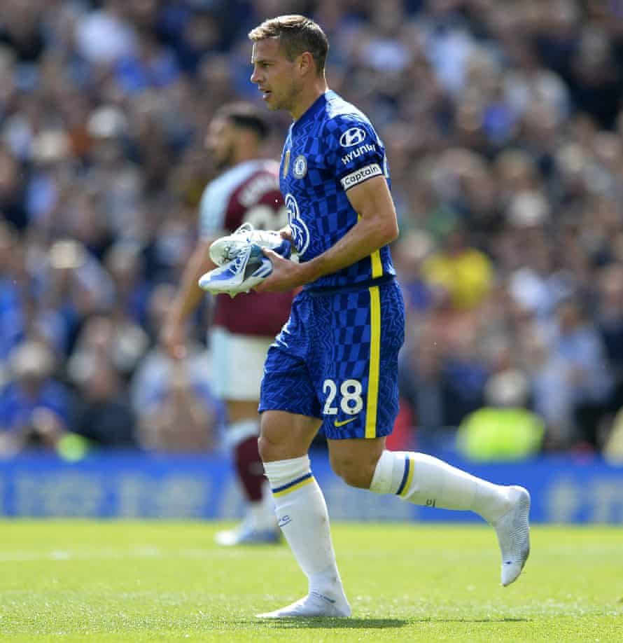 César Azpilicueta del Chelsea se quita las botas para cambiarlas.