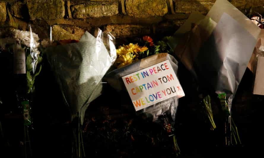 Hommages et messages devant la maison du Cpt Sir Tom Moore