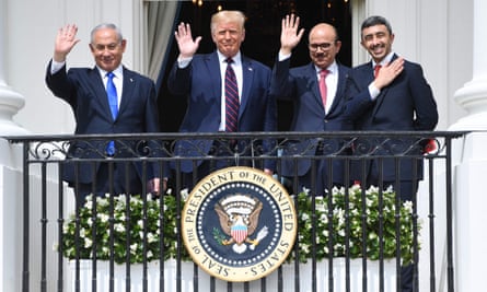 رئيس الوزراء الإسرائيلي بنيامين نتنياهو والرئيس الأمريكي دونالد ترامب ووزير خارجية البحرين عبد اللطيف الزياني ووزير خارجية الإمارات عبد الله بن زايد آل نهيان في البيت الأبيض بعد التوقيع على اتفاقيات أبراهام، 15 سبتمبر 2020